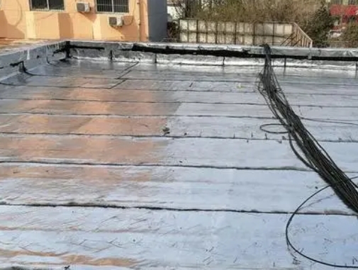 青云谱卫生间漏水维修公司分享下青云谱屋面楼顶防水刚性防水层施工要点。